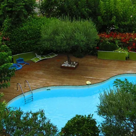 לינה וארוחת בוקר La Bastide De 4*