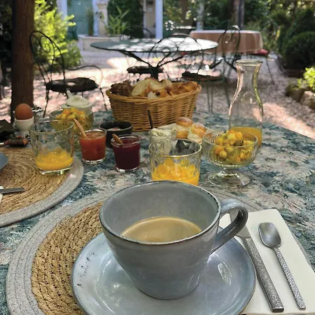 La Bastide De Bed and breakfast Canaules-et-Argentieres